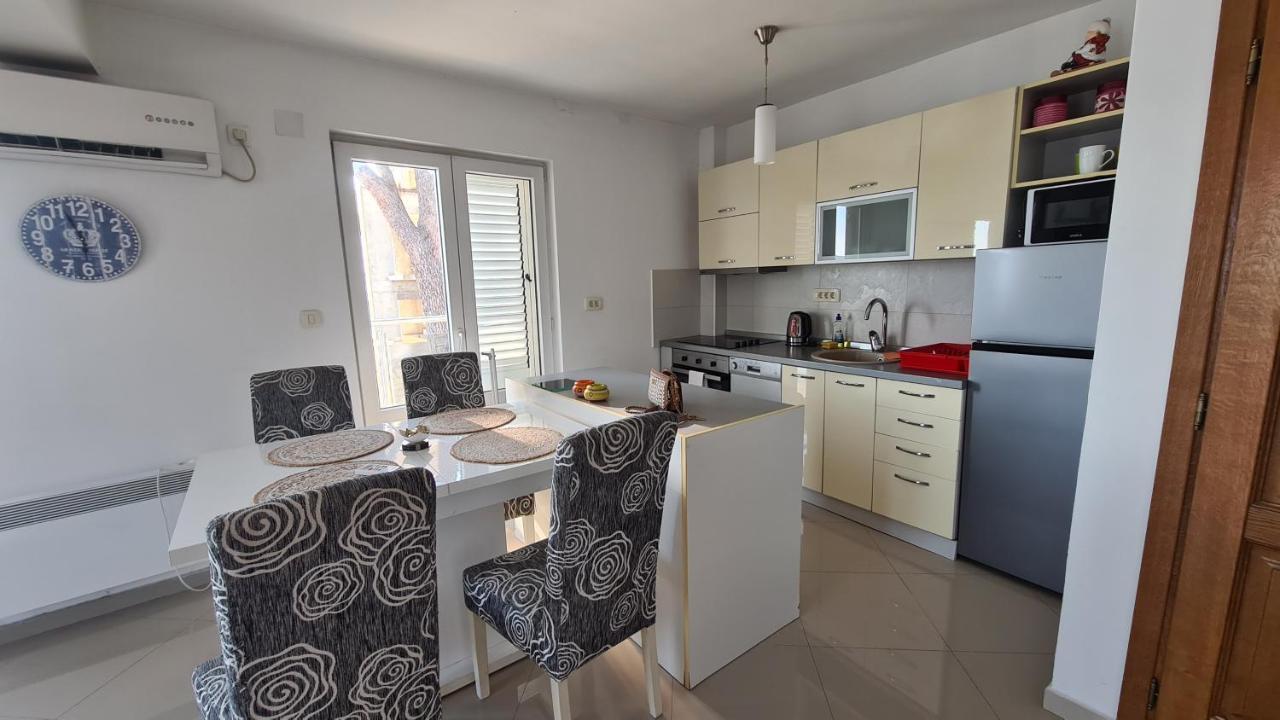 Chic Apartment In The City Center By The Sea Tivat Buitenkant foto