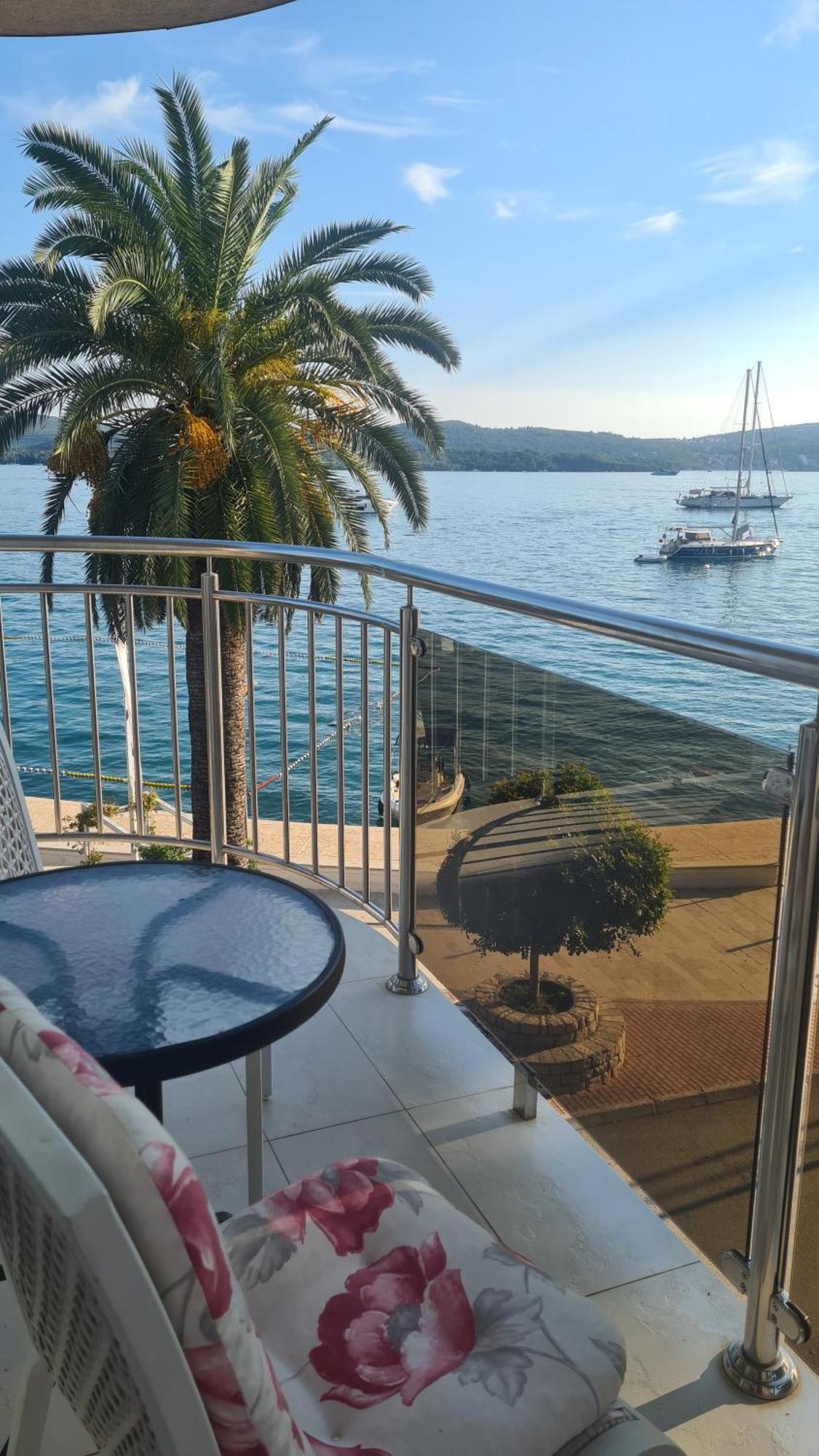 Chic Apartment In The City Center By The Sea Tivat Buitenkant foto
